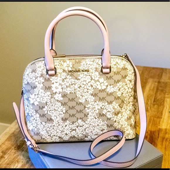 Michael Kors Handbags - MICHAEL KORS SIGNATURE Cindy Satchel 👜🌸